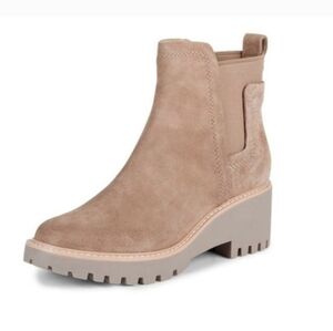 Dolce Vita Haily Size 10 Suede Tan ankle Booties, Chelsea platform,  Lug Soles